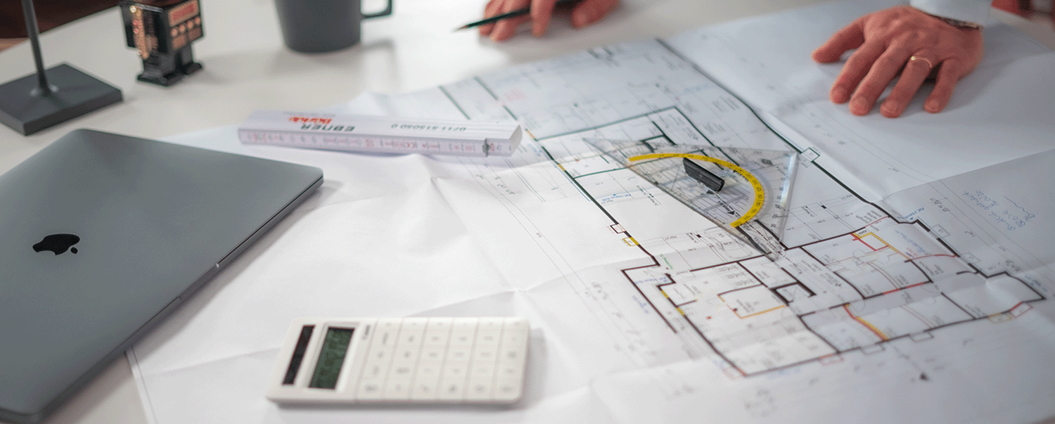 Willkommen bei Ebner, Ihrem führenden Bauträgerunternehmen! Bei uns erwartet Sie ein Arbeitsplatz, der Innovation und Qualität in den Mittelpunkt stellt. Als Teil unseres Teams haben Sie die Möglichkeit, an aufregenden Bauprojekten mitzuwirken und Ihre Fähigkeiten weiterzuentwickeln. Wir bieten ein positives Arbeitsumfeld, leistungsgerechte Vergütung und hervorragende Entwicklungsmöglichkeiten. Werden Sie Teil unseres erfolgreichen Teams und gestalten Sie die Zukunft des Bauwesens mit Ebner!